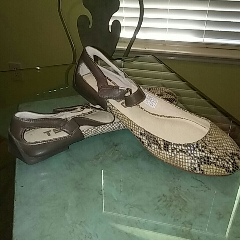 Snake skinned flats
